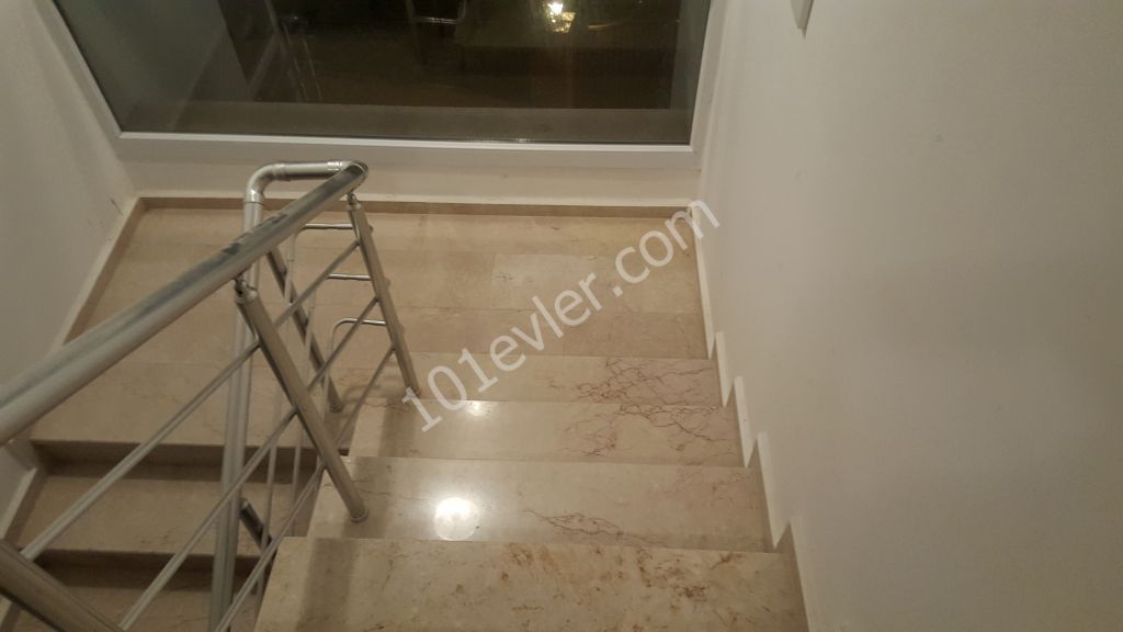 Girne merkezde  2 yatak odalı 2 banyolu deniz manzaralı  ful eşyalı dairemiz kiralıktır Detaylı bilgi için ve yerinde  görülmesi için 05338334049