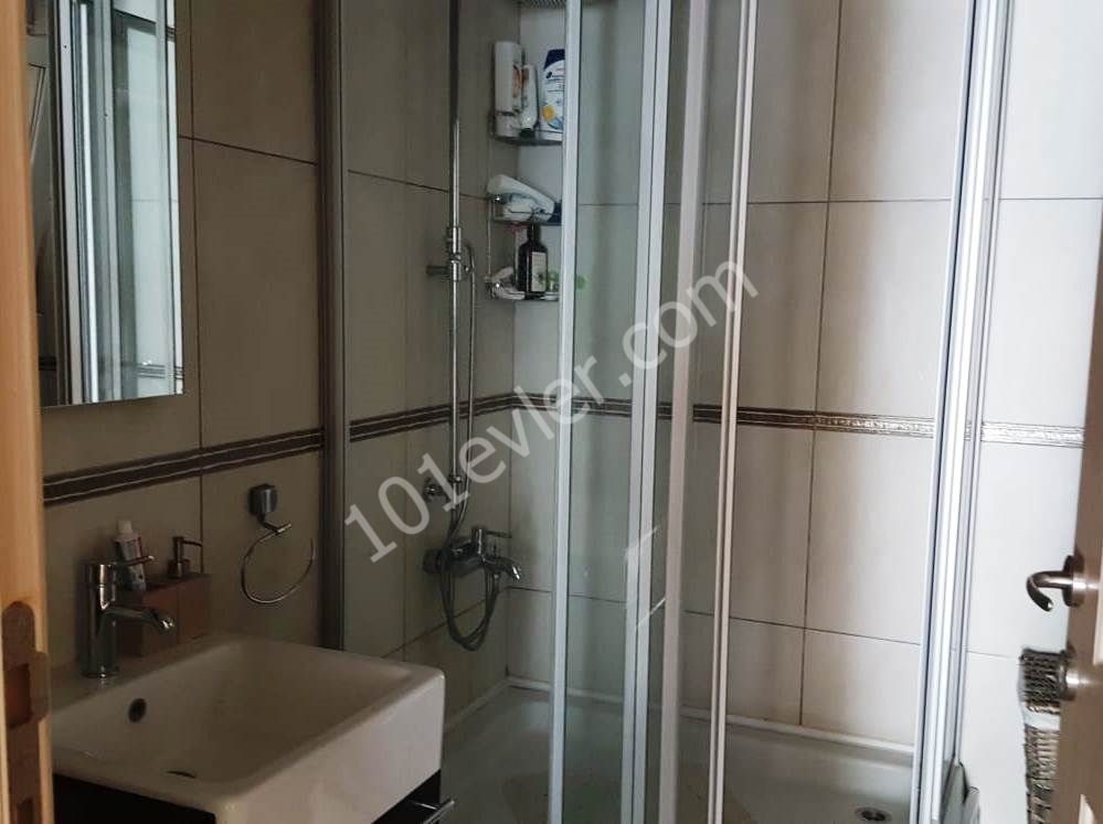 Girne Merkez'de denize sıfır  ful klimalı ve beyaz eşyalı 4 odalı penthouse  ACİL SATILIKTIR - Detaylı bilgiler ve yerinde görülmesi için - 05338334049.