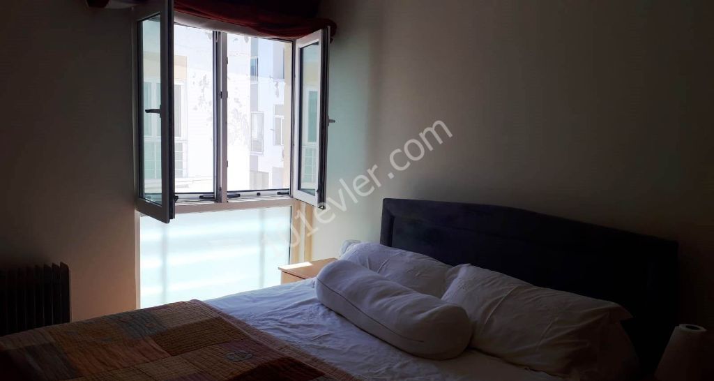 Girne Merkez'de denize sıfır  ful klimalı ve beyaz eşyalı 4 odalı penthouse  ACİL SATILIKTIR - Detaylı bilgiler ve yerinde görülmesi için - 05338334049.