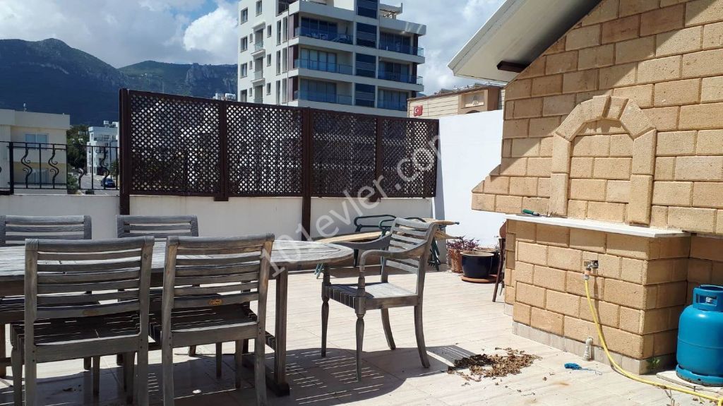 Girne Merkez'de denize sıfır  ful klimalı ve beyaz eşyalı 4 odalı penthouse  ACİL SATILIKTIR - Detaylı bilgiler ve yerinde görülmesi için - 05338334049.