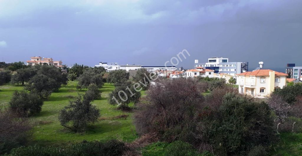 Girne Karaman da /GAU ye yürüme mesafesinde/ doğa la içi içe yeşillik içinde 4 yatak odalı villa mız hakkında bize ulaşınız