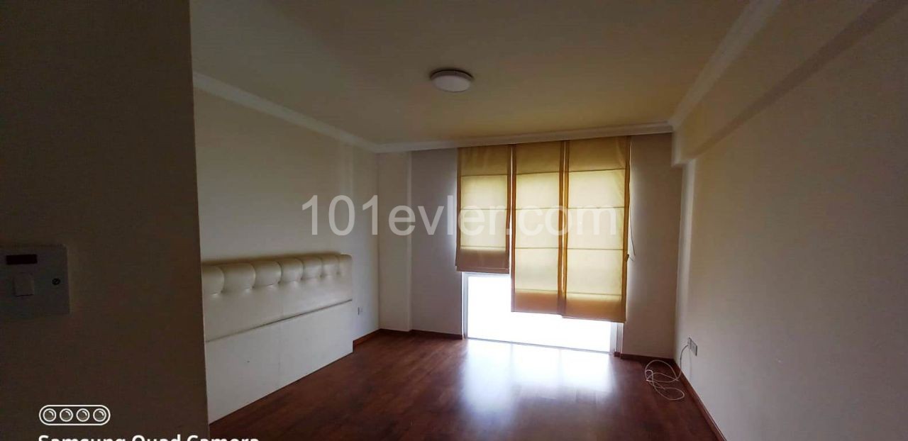 Girnenin en güzel havuzlu denize sıfır sitede 4 yatak odalı  eşyasız penthouse satiliktir Detaylı bilgiler ve yerinde görülmesi için 05338334049