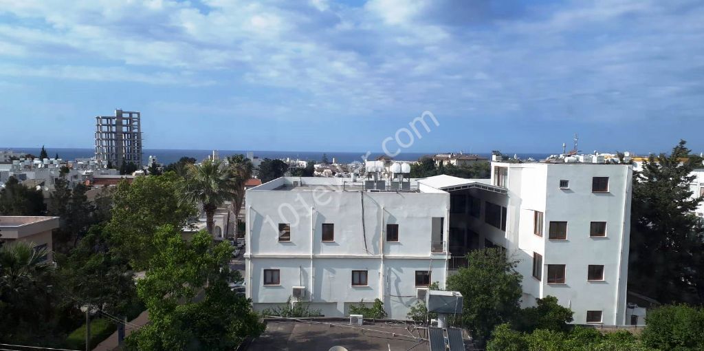 Kontaktieren Sie uns über unsere wenig genutzte möblierte Wohnung mit Meer-und Stadtblick mit 2 Schlafzimmern in Gehweite von überall im Zentrum von Kyrenia. ** 