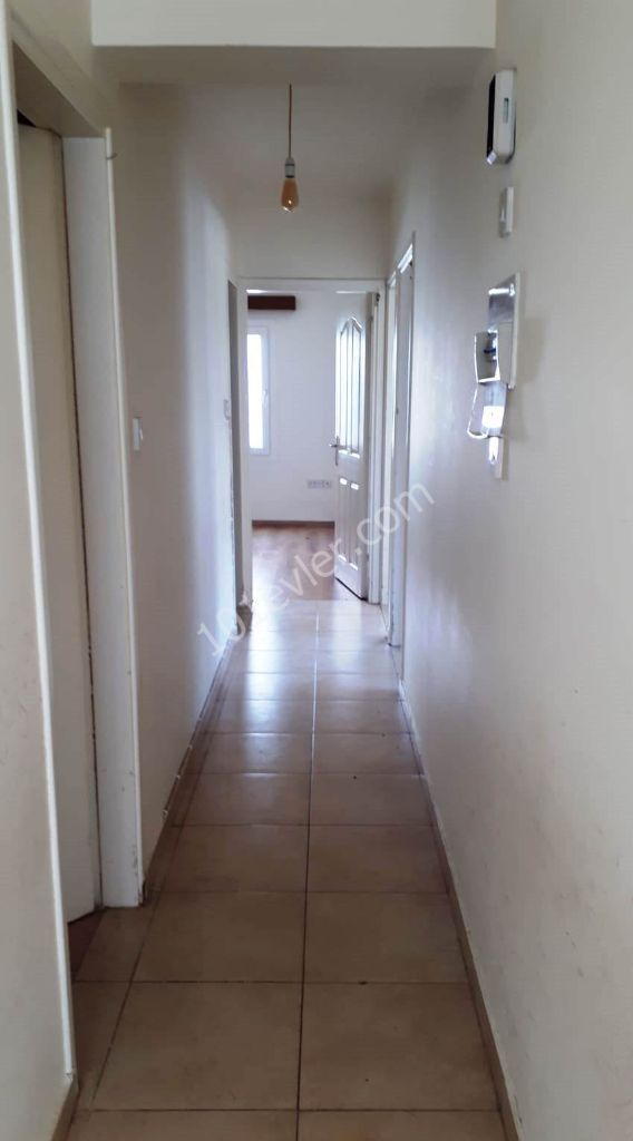 Kyrenia Central / Hurdeniz market back street / de 2 Badezimmer 3 Balkon 3 Schlafzimmer Wohnung...Für weitere Informationen und vor Ort zu sehen:05338334049 ** 