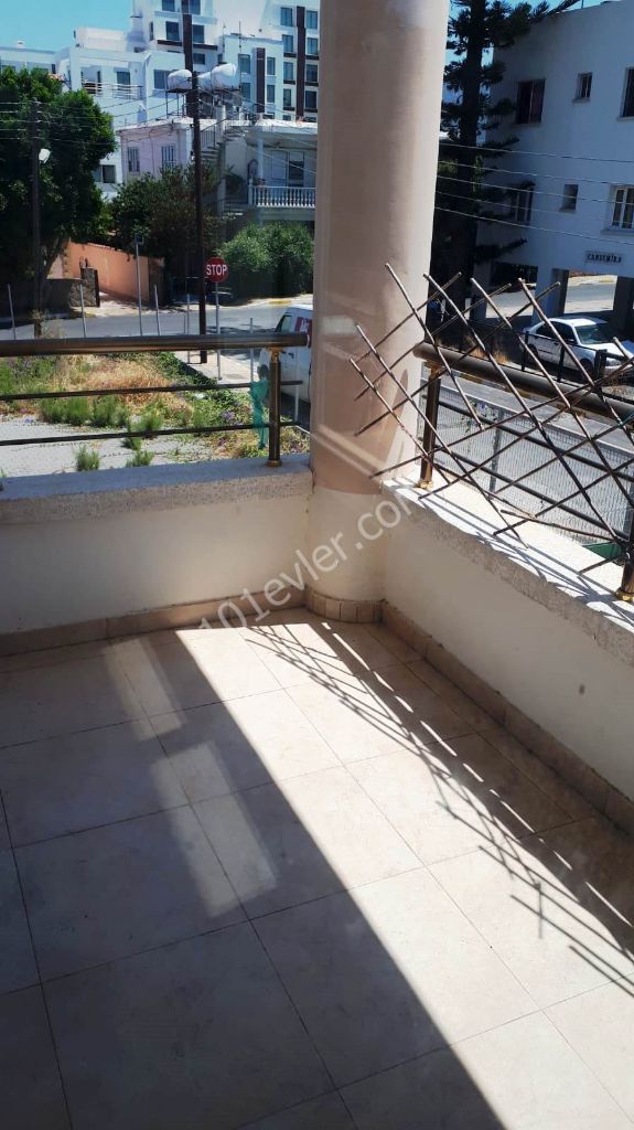 Girne merkez /Hurdeniz  marketın arka sokak/ de 2 banyolu 3 balkonlu 3 yatak odalı apartman daire...Detaylı bilgiler ve yerinde görülmesi için:05338334049