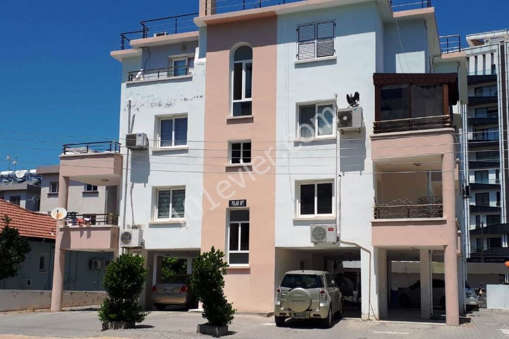 Girne merkez /Hurdeniz  marketın arka sokak/ de 2 banyolu 3 balkonlu 3 yatak odalı apartman daire...Detaylı bilgiler ve yerinde görülmesi için:05338334049