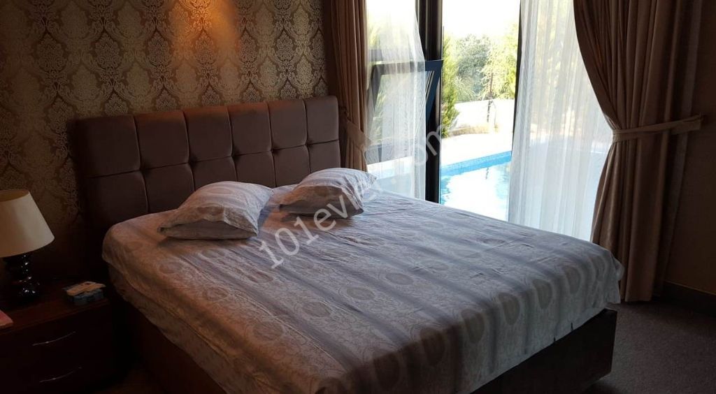 Girne -Ozankoy de ana yol ve denize kolay ulaşımda Türk malı Çelik  yapım 4+3 benzersiz  villa