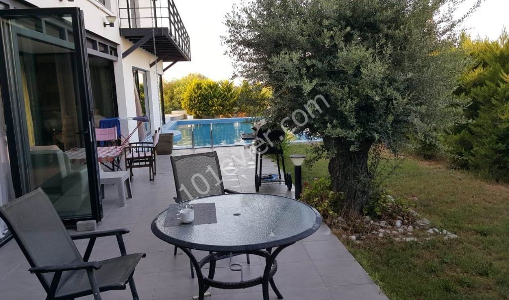 Girne -Ozankoy de ana yol ve denize kolay ulaşımda Türk malı Çelik  yapım 4+3 benzersiz  villa