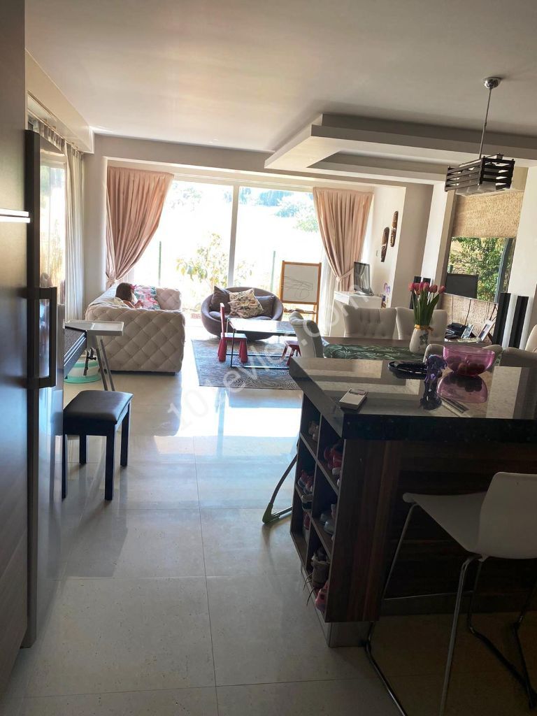 Große schöne 3-Zimmer-Wohnung mit offenem Garten vor Kyrenia-Dogankoyde-für detaillierte Informationen und vor Ort zu sehen-05338334049 ** 