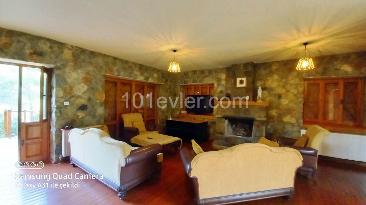 Don't you want a private life hidden right here....3 Bedroom stone house in elm. ** 