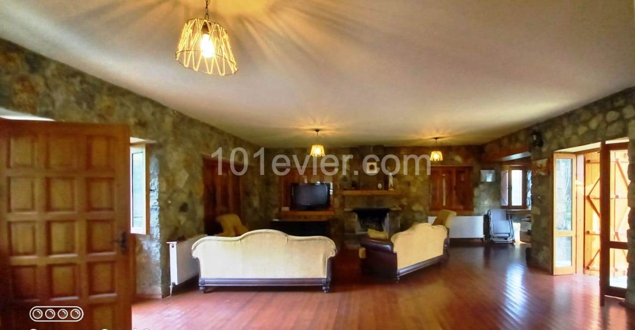 Don't you want a private life hidden right here....3 Bedroom stone house in elm. ** 