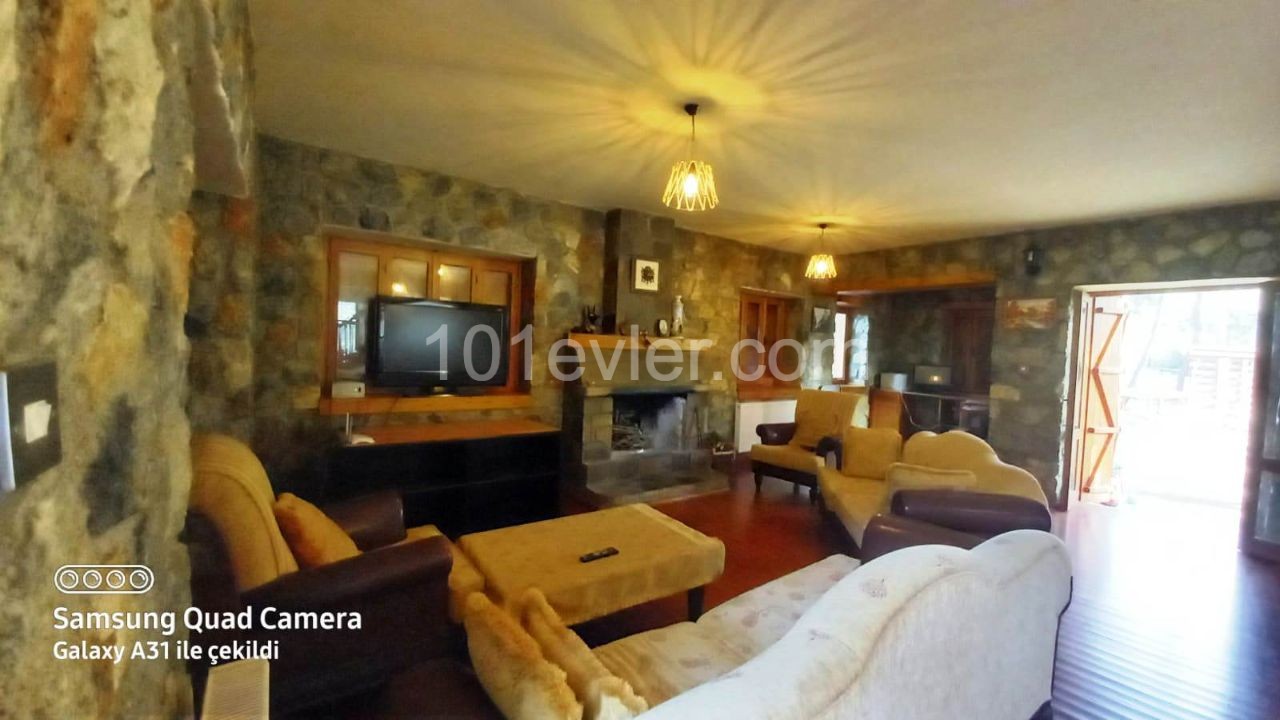 Don't you want a private life hidden right here....3 Bedroom stone house in elm. ** 