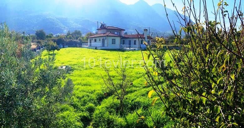 Girne-Lapta  koyun nezih bir bölgede  çok kolay ulaşım da 3+2  klasik   Bungalow.