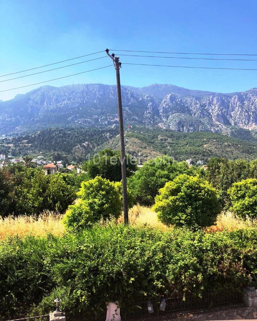 Girne-Lapta  koyun nezih bir bölgede  çok kolay ulaşım da 3+2  klasik   Bungalow.