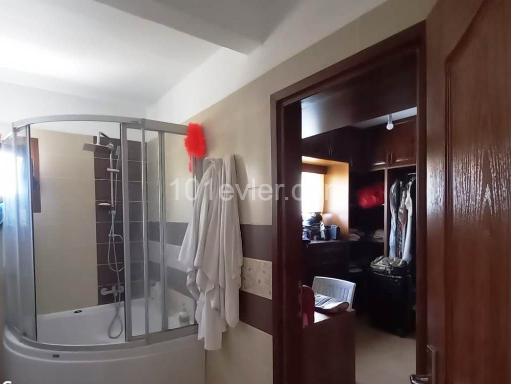 Girne-Lapta  koyun nezih bir bölgede  çok kolay ulaşım da 3+2  klasik   Bungalow.