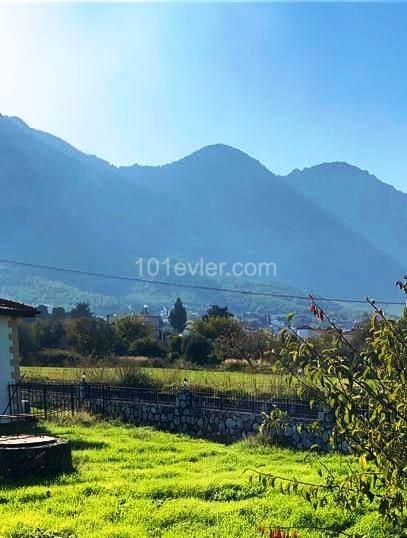 Girne-Lapta  koyun nezih bir bölgede  çok kolay ulaşım da 3+2  klasik   Bungalow.