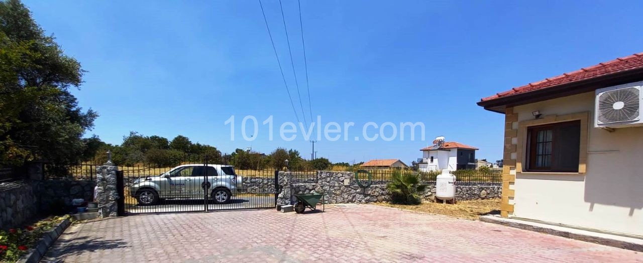 Girne-Lapta  koyun nezih bir bölgede  çok kolay ulaşım da 3+2  klasik   Bungalow.