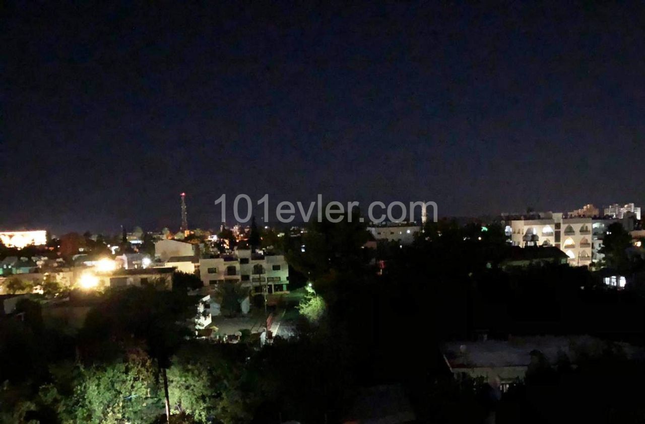 Voll möblierte Wohnung mit 2 Schlafzimmern im Grünen mit Blick auf die Stadt in Kyrenia-Karmarket ** 