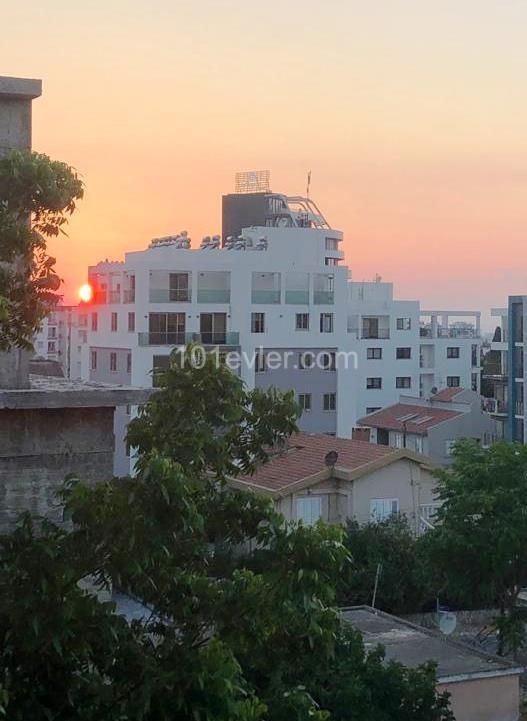 Voll möblierte Wohnung mit 2 Schlafzimmern im Grünen mit Blick auf die Stadt in Kyrenia-Karmarket ** 
