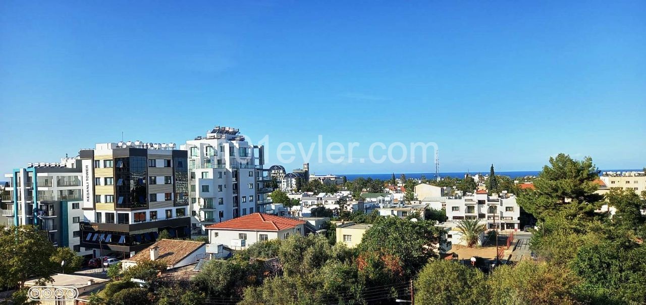 Voll möblierte Wohnung mit 2 Schlafzimmern im Grünen mit Blick auf die Stadt in Kyrenia-Karmarket ** 