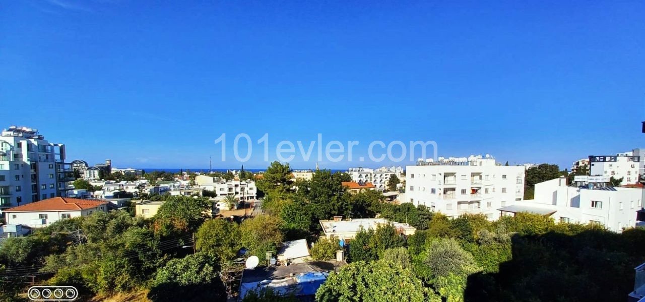 Voll möblierte Wohnung mit 2 Schlafzimmern im Grünen mit Blick auf die Stadt in Kyrenia-Karmarket ** 