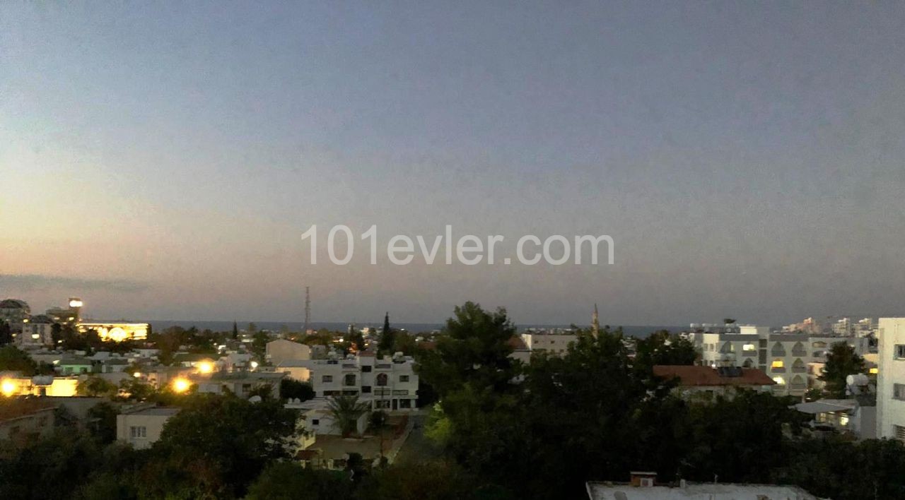 Voll möblierte Wohnung mit 2 Schlafzimmern im Grünen mit Blick auf die Stadt in Kyrenia-Karmarket ** 