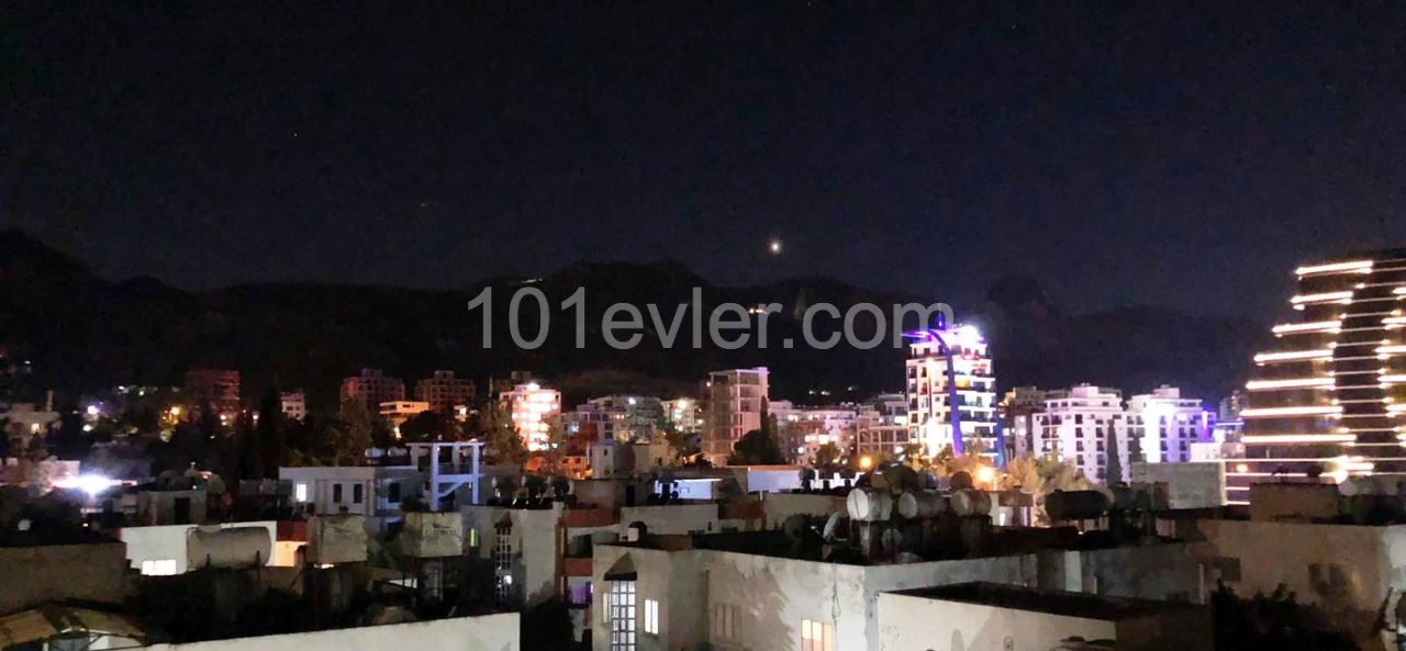 Voll möblierte Wohnung mit 2 Schlafzimmern im Grünen mit Blick auf die Stadt in Kyrenia-Karmarket ** 