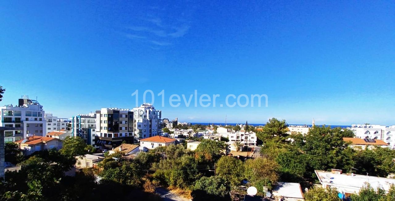 Voll möblierte Wohnung mit 2 Schlafzimmern im Grünen mit Blick auf die Stadt in Kyrenia-Karmarket ** 