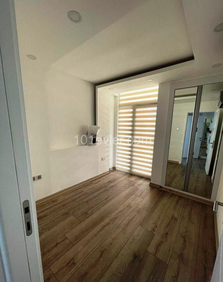 Girne merkezde lüks rezidans da  villa tadına panoramik manzaralı 200 mk  +120 mk balkonlu lüks daire .