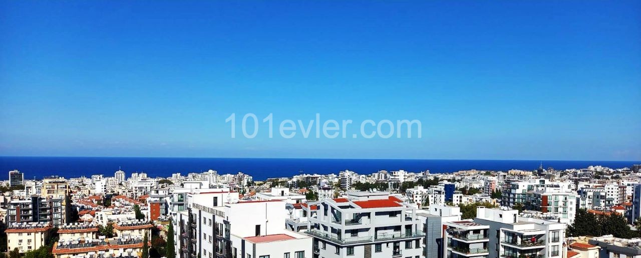 Girne merkezde lüks rezidans da  villa tadına panoramik manzaralı 200 mk  +120 mk balkonlu lüks daire .