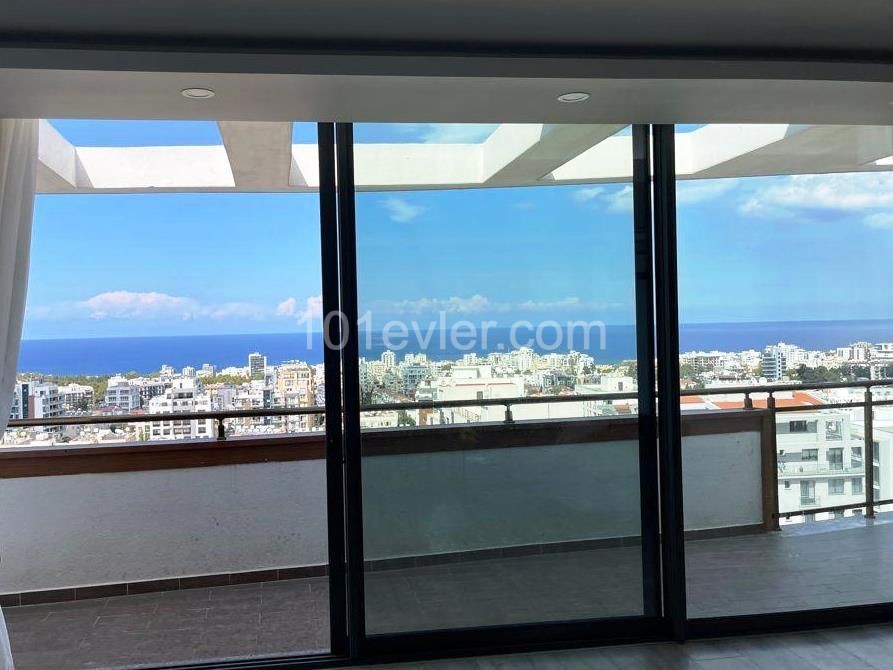 Girne merkezde lüks rezidans da  villa tadına panoramik manzaralı 200 mk  +120 mk balkonlu lüks daire .