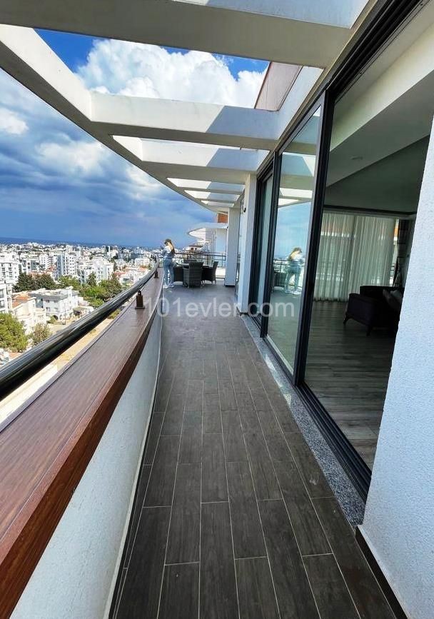 Girne merkezde lüks rezidans da  villa tadına panoramik manzaralı 200 mk  +120 mk balkonlu lüks daire .