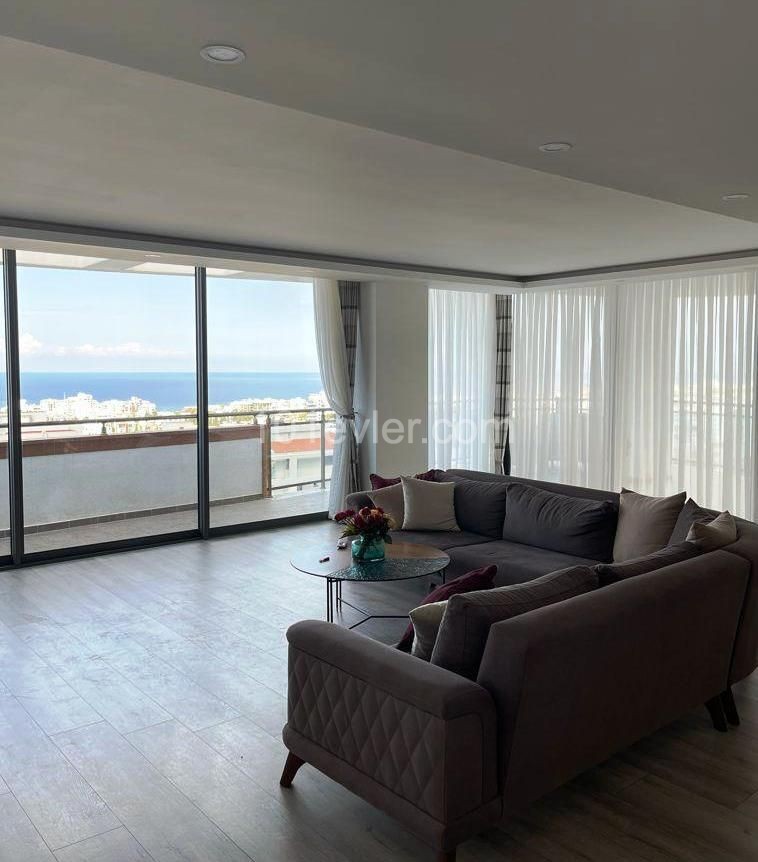 Girne merkezde lüks rezidans da  villa tadına panoramik manzaralı 200 mk  +120 mk balkonlu lüks daire .