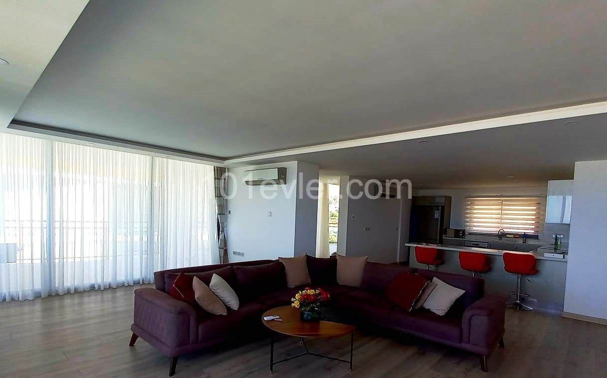 Girne merkezde lüks rezidans da  villa tadına panoramik manzaralı 200 mk  +120 mk balkonlu lüks daire .
