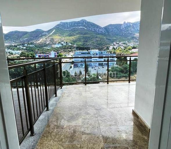 Girne merkezde lüks rezidans da  villa tadına panoramik manzaralı 200 mk  +120 mk balkonlu lüks daire .