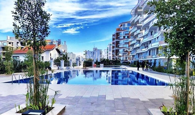 Girne merkezde lüks rezidans da  villa tadına panoramik manzaralı 200 mk  +120 mk balkonlu lüks daire .