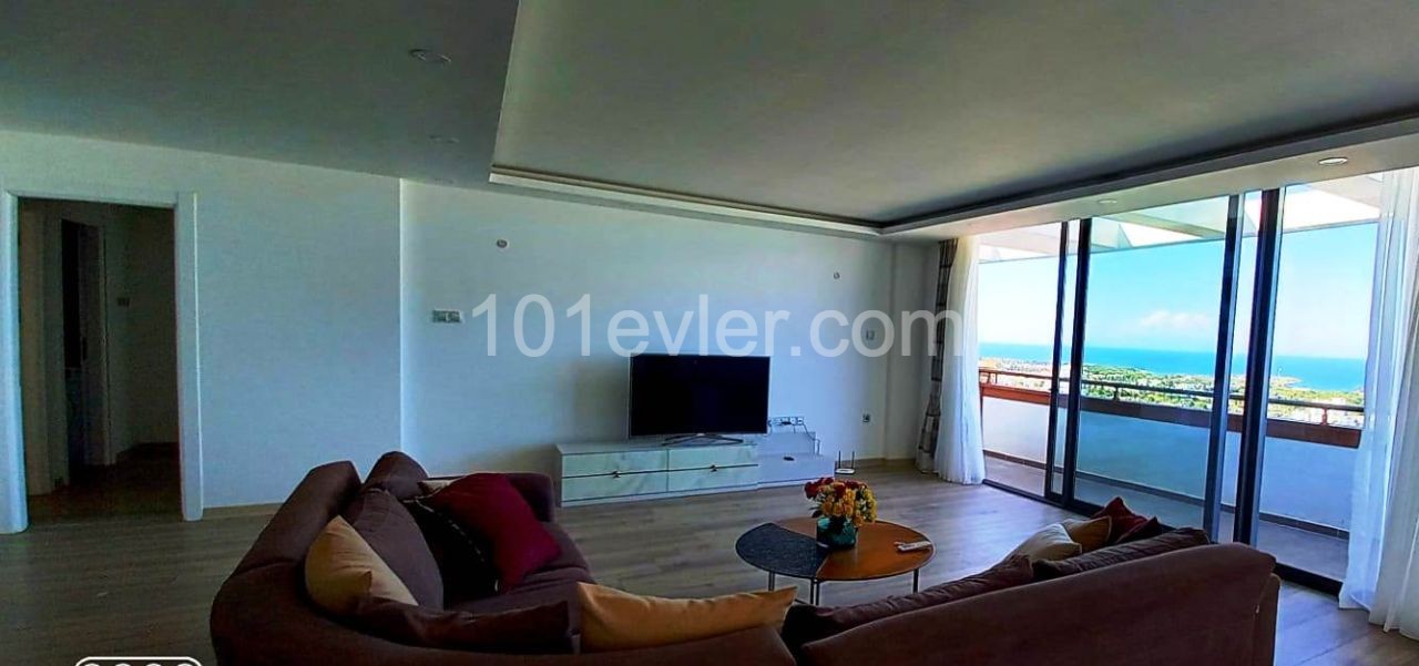 Girne merkezde lüks rezidans da  villa tadına panoramik manzaralı 200 mk  +120 mk balkonlu lüks daire .