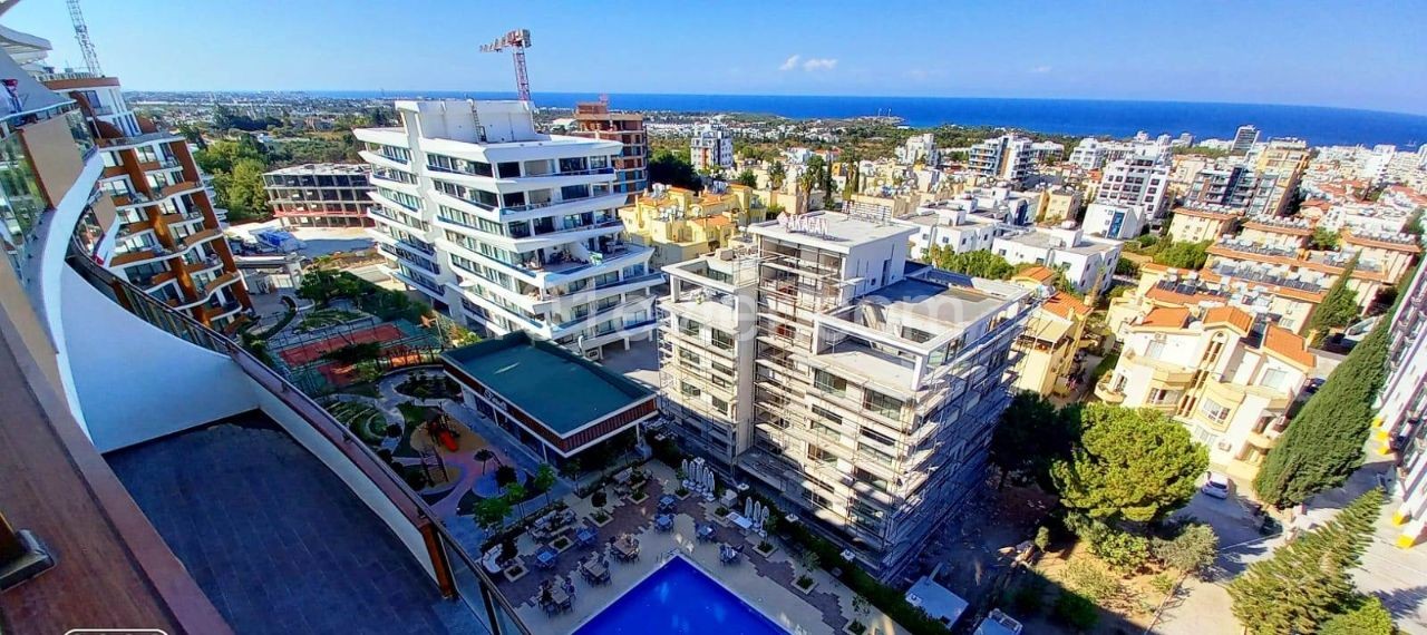 Girne merkezde lüks rezidans da  villa tadına panoramik manzaralı 200 mk  +120 mk balkonlu lüks daire .