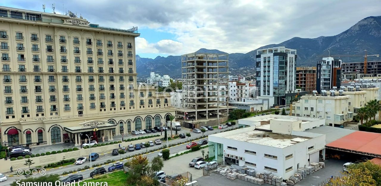 Girne- Yeni Liman bölgesinde  /Lordpalace hotel / önü kapanmaz deniz-dağa -şehir manzaralı 2 yatak odalı Daire