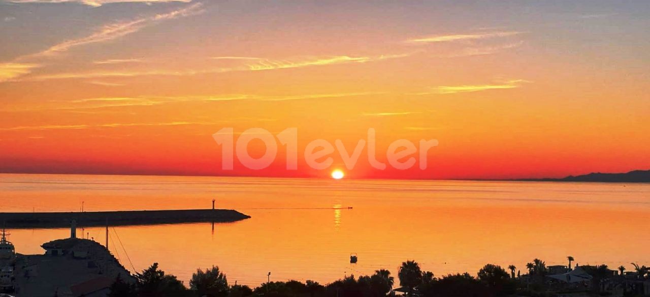 Girne- Yeni Liman bölgesinde  /Lordpalace hotel / önü kapanmaz deniz-dağa -şehir manzaralı 2 yatak odalı Daire