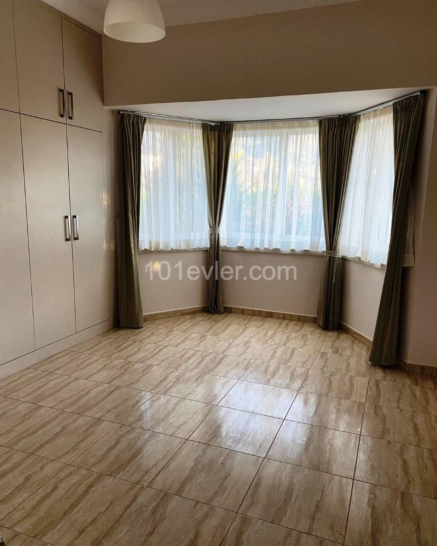 Kyrenia-Ozanköy 3+1 villa mit schönem Garten 3 Dusche WC nur weiße Ware und Vorhänge. **  ** 