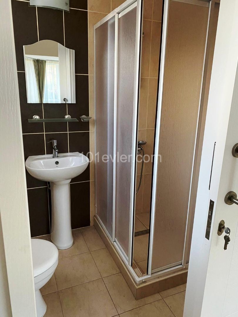 Kyrenia-Ozanköy 3+1 villa mit schönem Garten 3 Dusche WC nur weiße Ware und Vorhänge. **  ** 