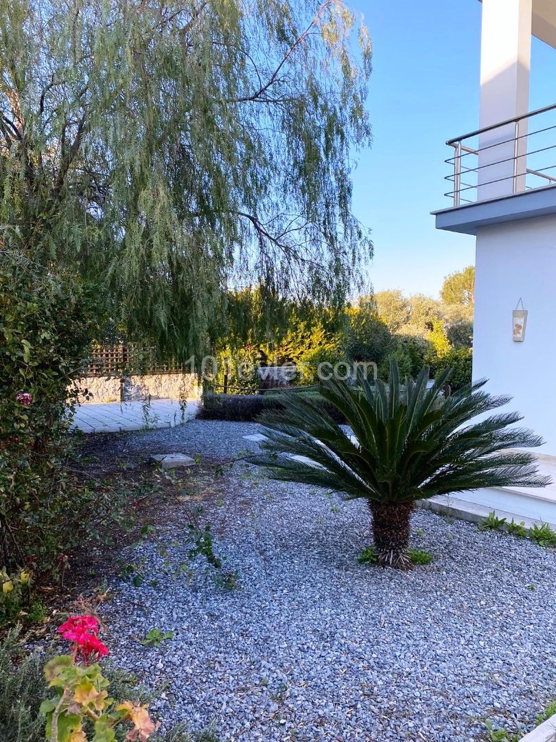 Kyrenia-Ozanköy 3+1 villa mit schönem Garten 3 Dusche WC nur weiße Ware und Vorhänge. **  ** 