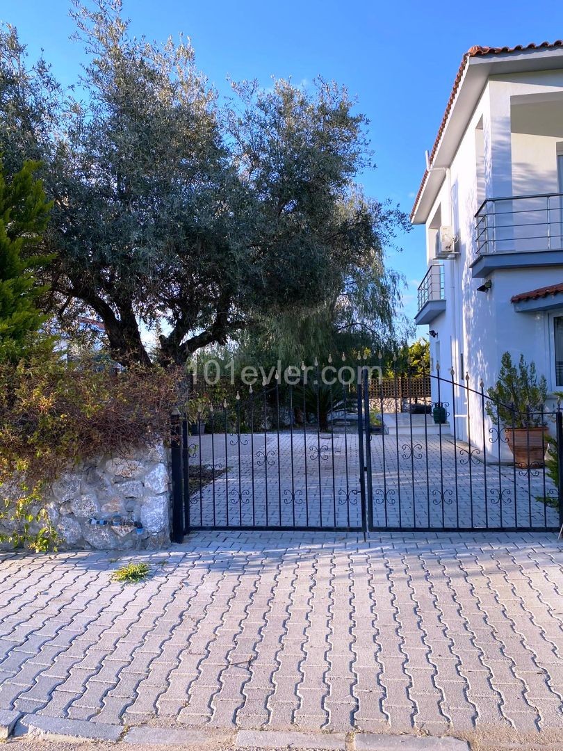 Kyrenia-Ozanköy 3+1 villa mit schönem Garten 3 Dusche WC nur weiße Ware und Vorhänge. **  ** 