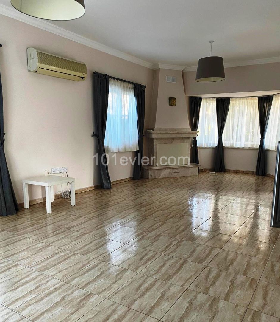 Girne -Ozanköy de güzel bahçeli 3 duş tuvaletli 3+1 villa  sadece beyaz eşya ve perdeli.