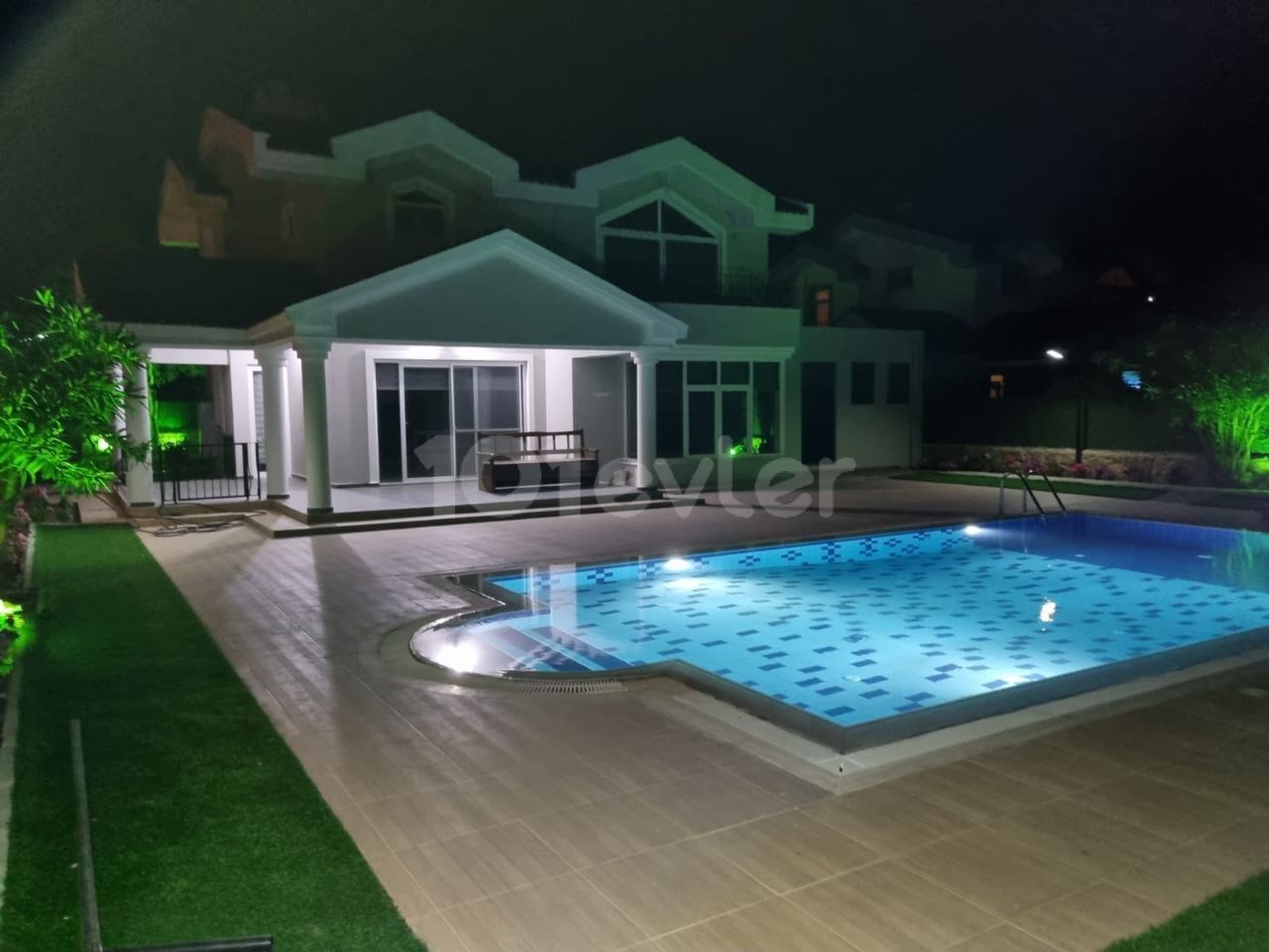 Girne-Çatalkoy  de özel havuzlu  Kusursuz eşyasız güzel villa.