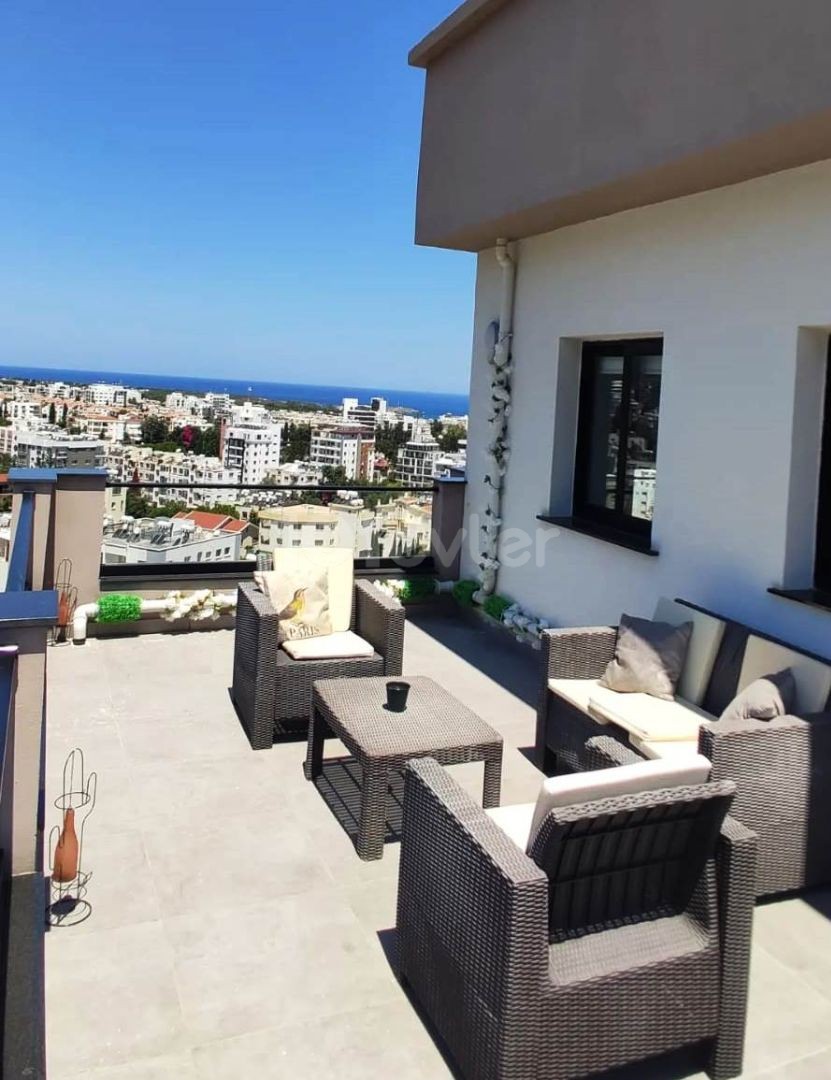 Girne merkezde Panoramik manzaralı ful teras lı   en üst katta tek ev -2+1 ful eşyalı penthouse.