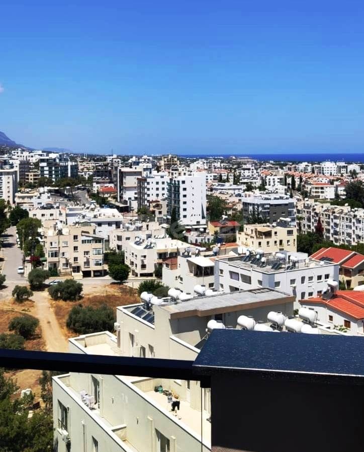 Girne merkezde Panoramik manzaralı ful teras lı   en üst katta tek ev -2+1 ful eşyalı penthouse.