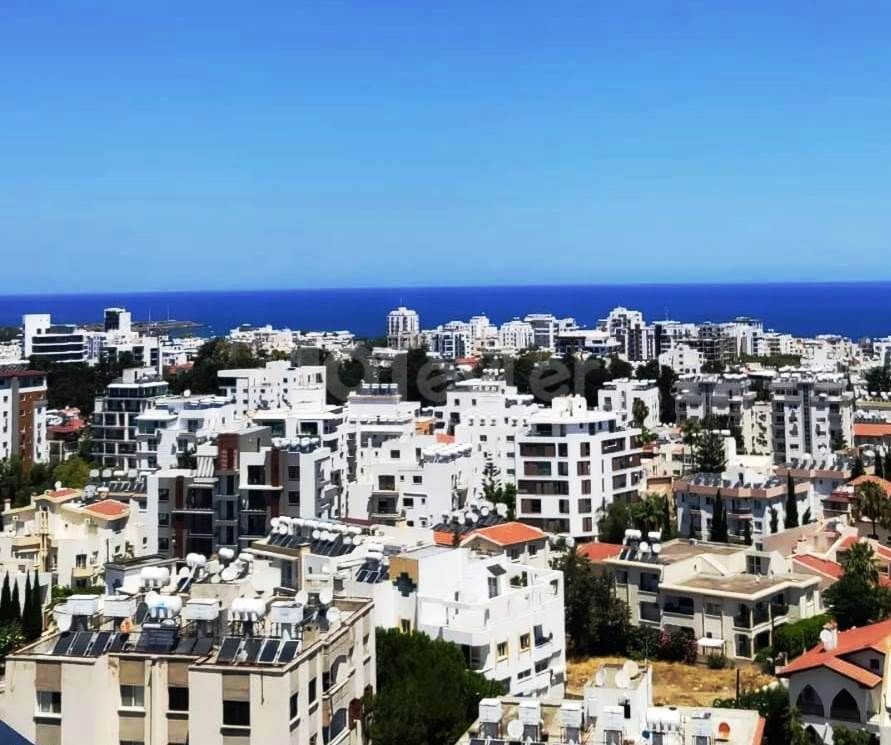 Einzelhaus auf der obersten Etage mit voller Terrasse mit Panoramablick im Zentrum von Kyrenia -2+1 voll möbliertes penthouse. **  ** 