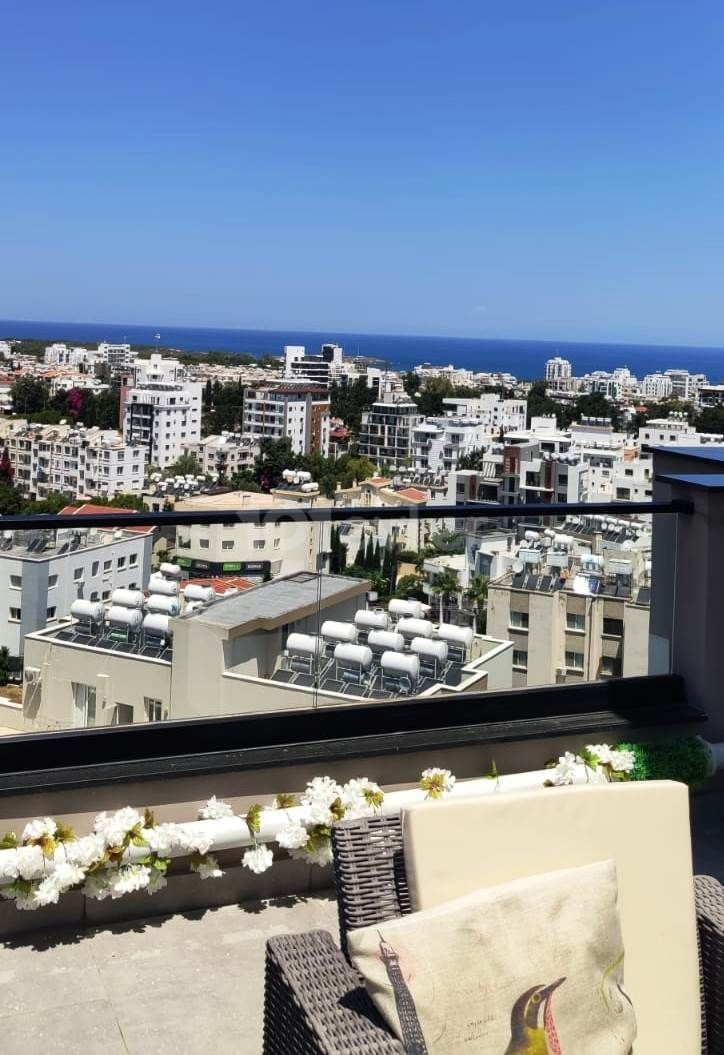 Girne merkezde Panoramik manzaralı ful teras lı   en üst katta tek ev -2+1 ful eşyalı penthouse.